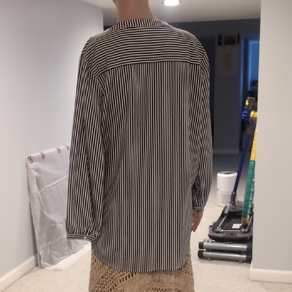 Vineyard Vines Gray Blouse with Bishop Sleeves - Picture 4 of 5